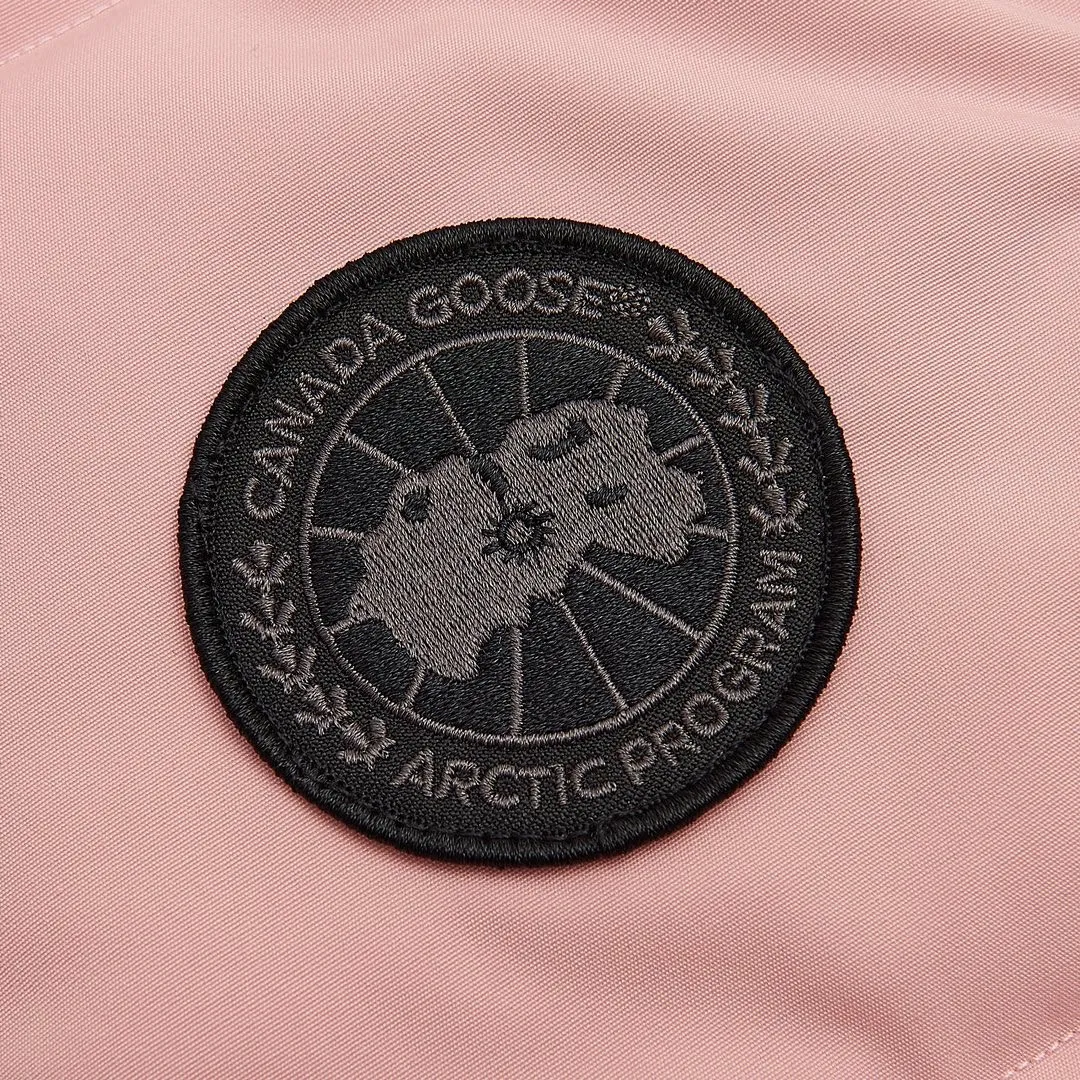 P360 Pink] Canada Goose Canada Goose #Freestyle Crew 4154M Men’s and Women’s Vest Down# ➖ Genuine synchronous anti-counterfeiting chip sensor! ➖ Imported Behringer embroidery machine to customize 10,000-needle embroidery logo! ➖ Imported 21-count polyester-cotton blended original fabric, using Feather-Light 10D waterproof coating fabric, made of 84.5% polyester fiber and 15.5% cotton, 100% the best feel in the entire network! ➖ The genuine official website uses the national standard 80 white duck down, and will never be misled by false claims such as 90 down or goose down! ➖ 100% nylon nylon lining with double double-layer sealing design to prevent velvet from running away. Top-grade polar fleece is used in the collar and pockets to keep warm and comfortable! ➖ Yoshida YKK provides original custom-made electroplated sliders. YKK two-way lockable zippers are tight and smooth and will not peel off paint! ➖ 3M composite original Velcro is durable, and all accessories and hardware are disassembled and customized! ⛔No slander, no exaggeration, no need for too much copywriting, because it is focused, it is professional!  SIZE: XS S M L [Attached: Size chart]